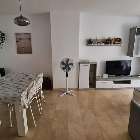 Excellent Choice For Up To 8, 150 Sqm Of Comfort, 700 To Beach, With Pool, Air-conditioning Apartment Fuengirola