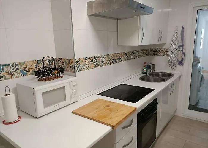Excellent Choice For Up To 8, 150 Sqm Of Comfort, 700 To Beach, With Pool, Air-conditioning شقة