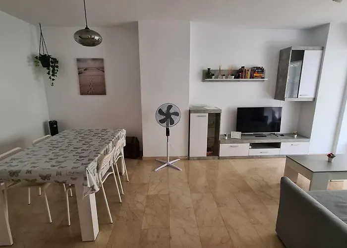 Excellent Choice For Up To 8, 150 Sqm Of Comfort, 700 To Beach, With Pool, Air-conditioning شقة فوينخيرولا